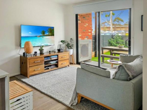 Private Room & Ensuite, in shared Modern 2 Level Apartment - full use of all facilities